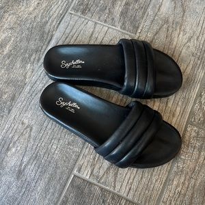Black foam sandals